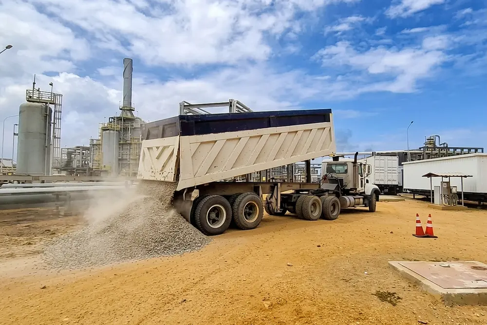 Camión volteo descargando agregado en planta