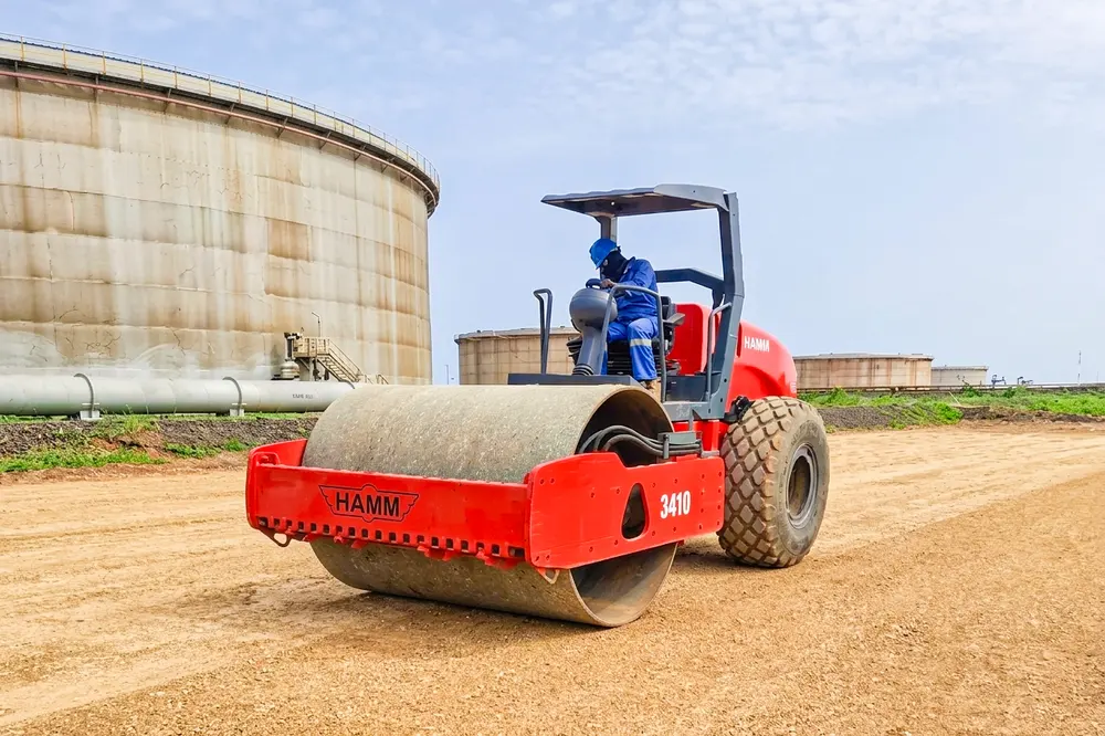 Compactador vibratorio densificando la base de un patio de tanques