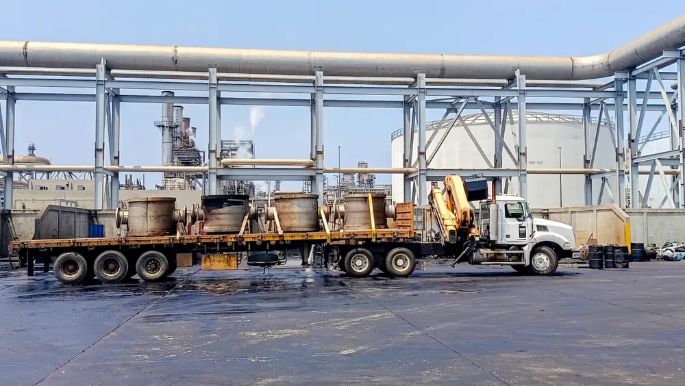 Camiones plataforma cargados junto a la unidad de proceso