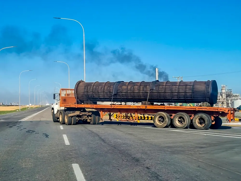 Batea transportando un intercambiador de calor por carretera