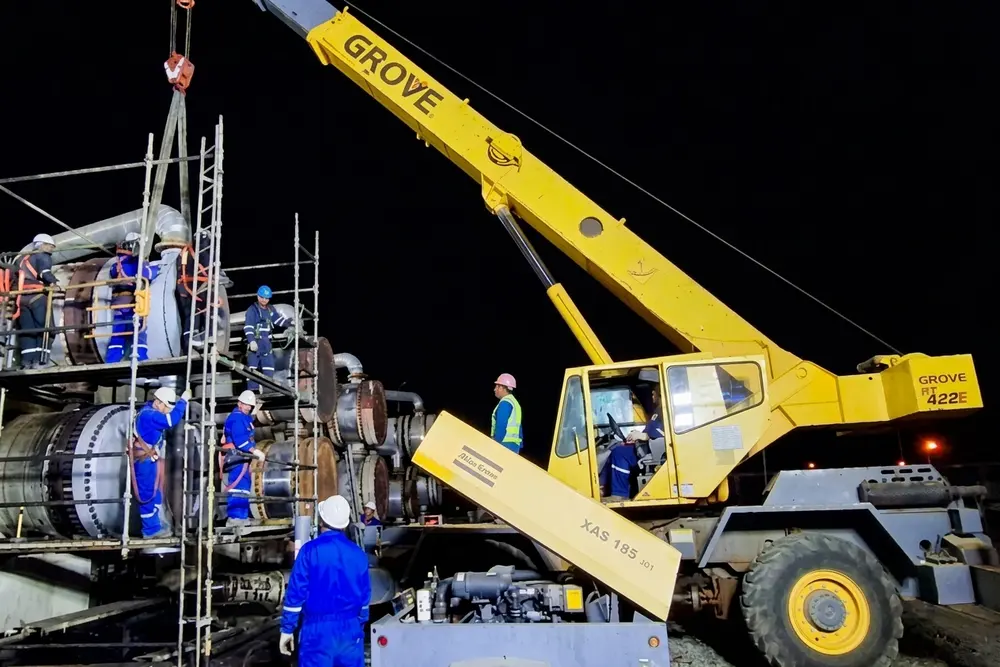 Maniobra nocturna de izaje con grúa telescópica en planta