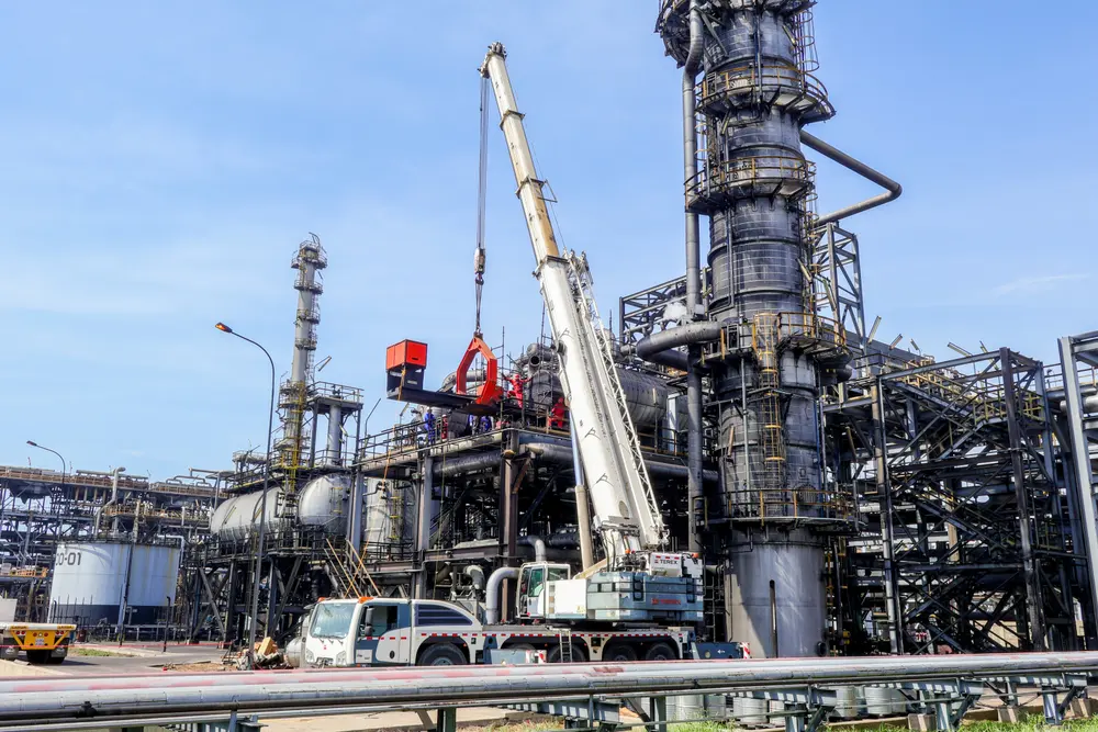 Grúa de gran alcance operando dentro de la unidad de proceso