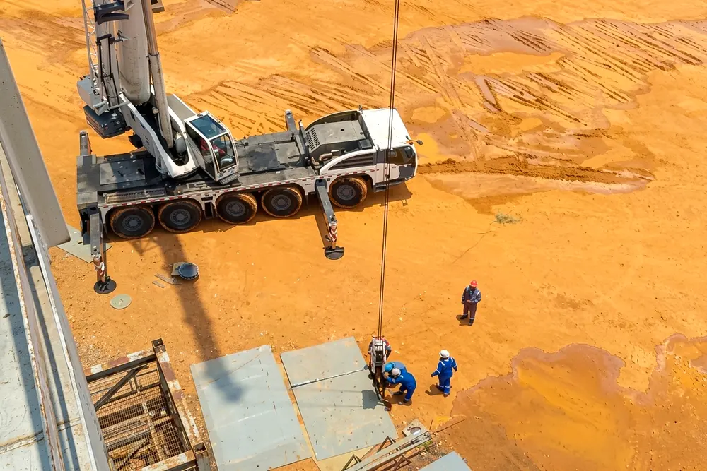 Grúa sobre orugas trabajando en terreno abierto