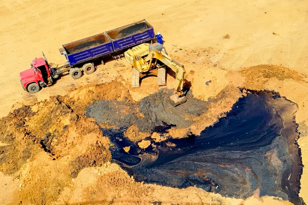 Excavadora retirando material de una fosa