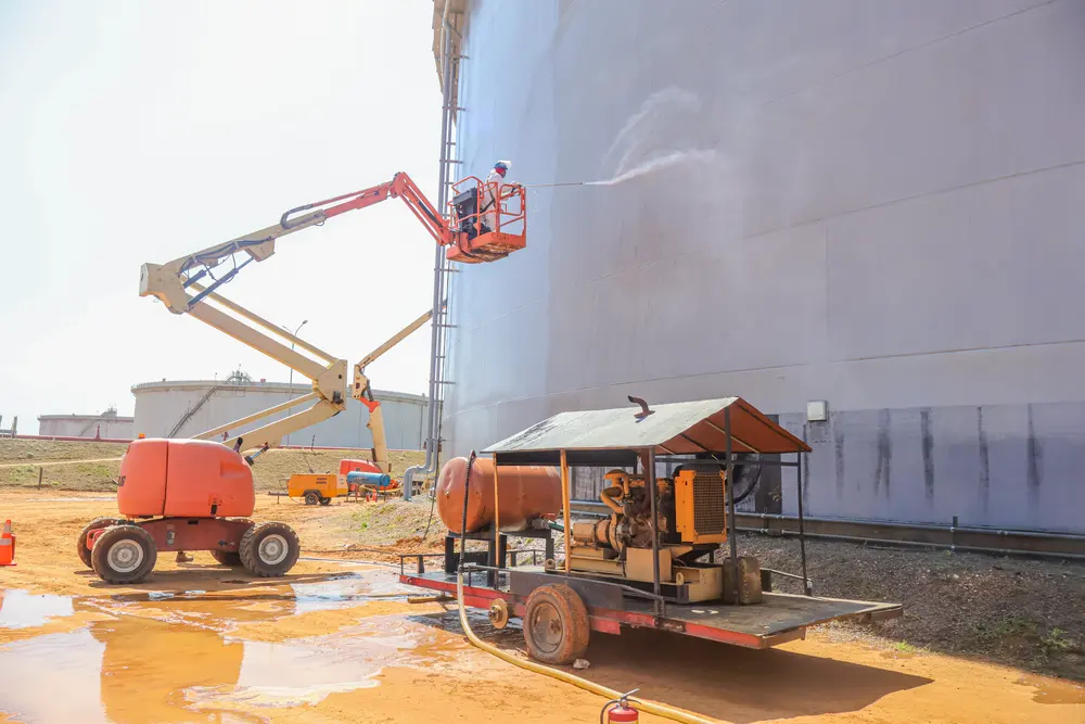 Plataforma elevadora y equipos de apoyo junto al tanque