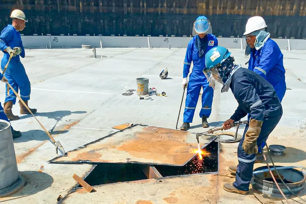 Cuadrilla soldando las planchas del fondo del tanque