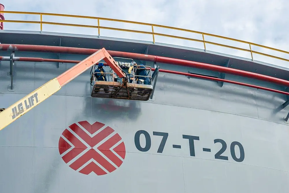 Plataforma elevadora junto a la identificación del tanque 07-T-20
