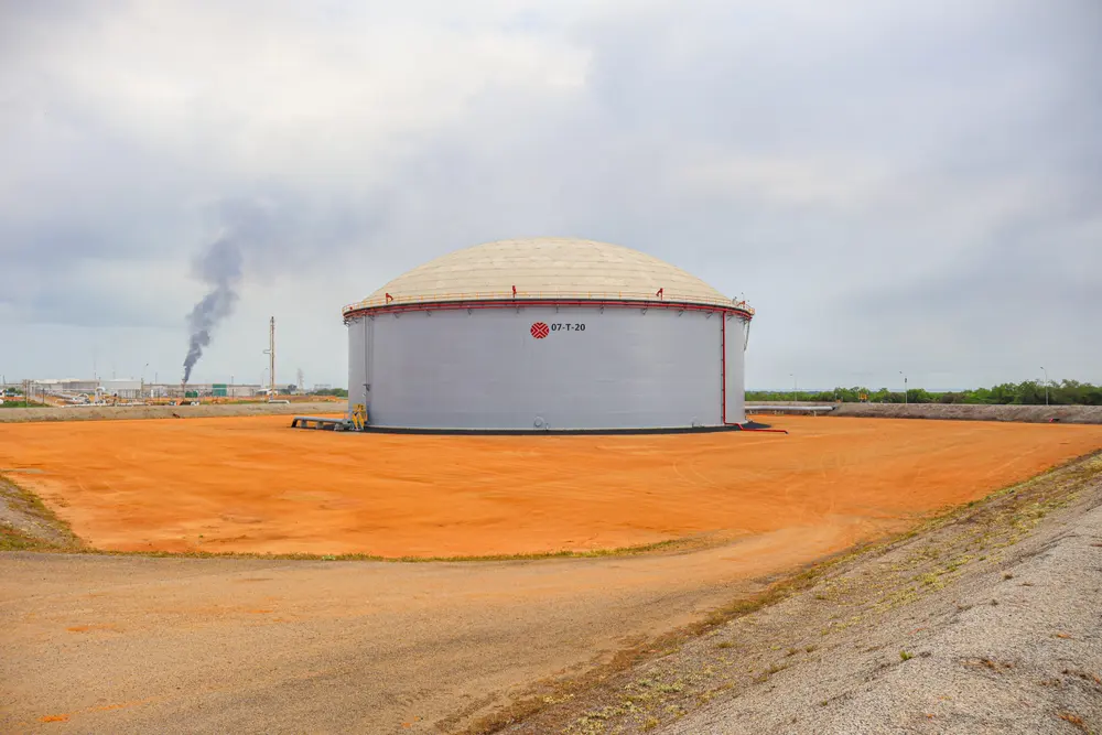 Tanque de almacenamiento terminado con la planta al fondo