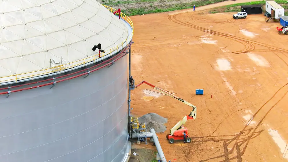Vista aérea de un tanque de almacenamiento con plataformas de trabajo