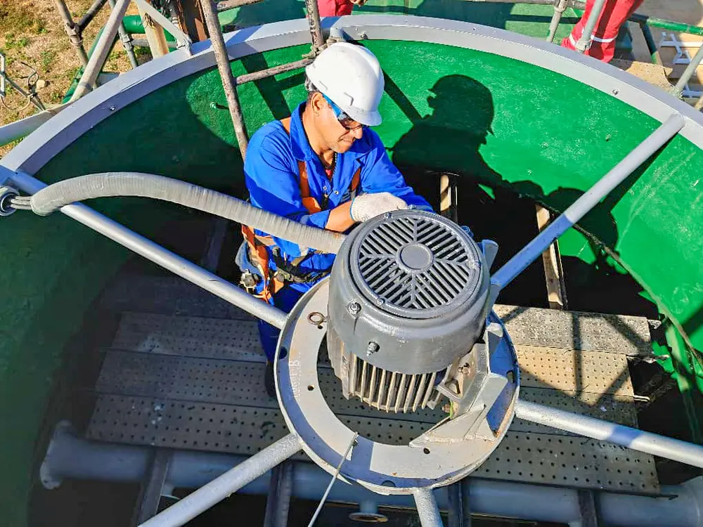 Técnico revisando el motor de un ventilador de aeroenfriador