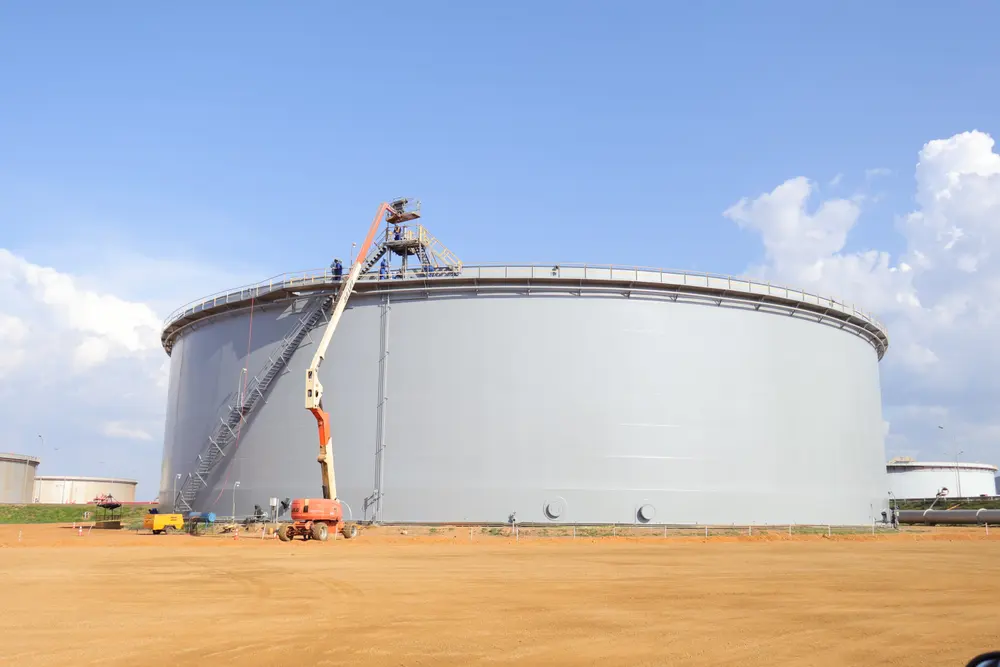 Tanque de almacenamiento recién recubierto con plataforma elevadora a su pie